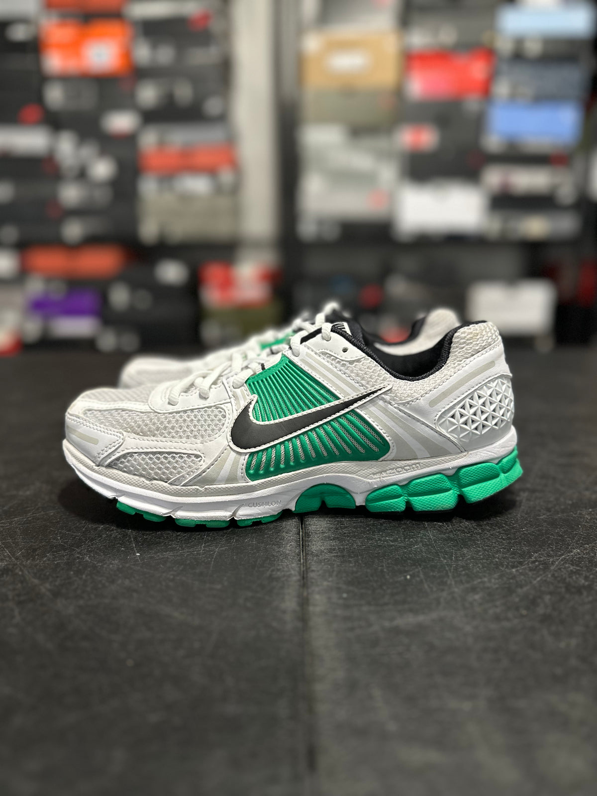 Size 8.5 - (10W) Vomero white/green