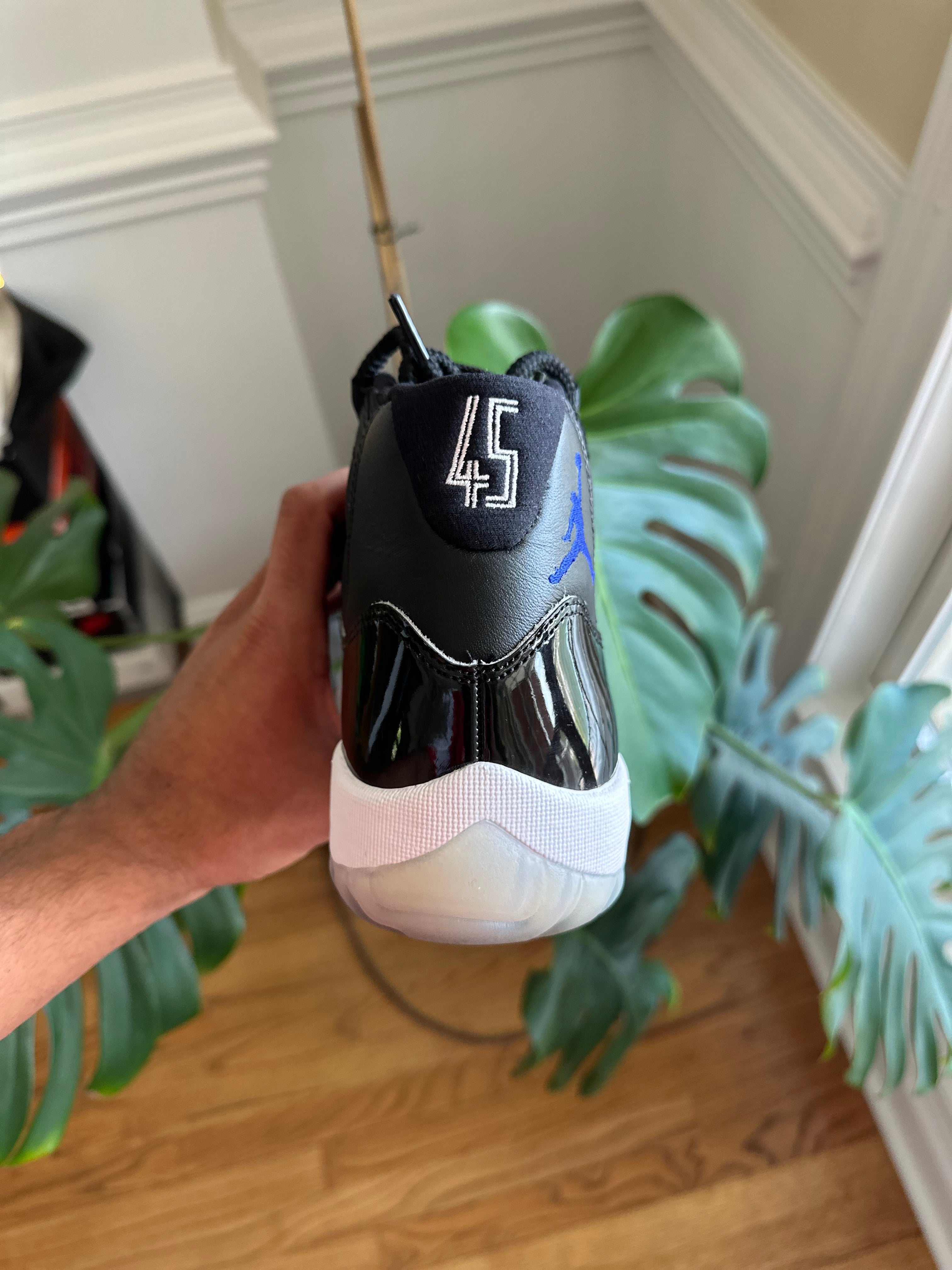 Size 9 - J11 space jam