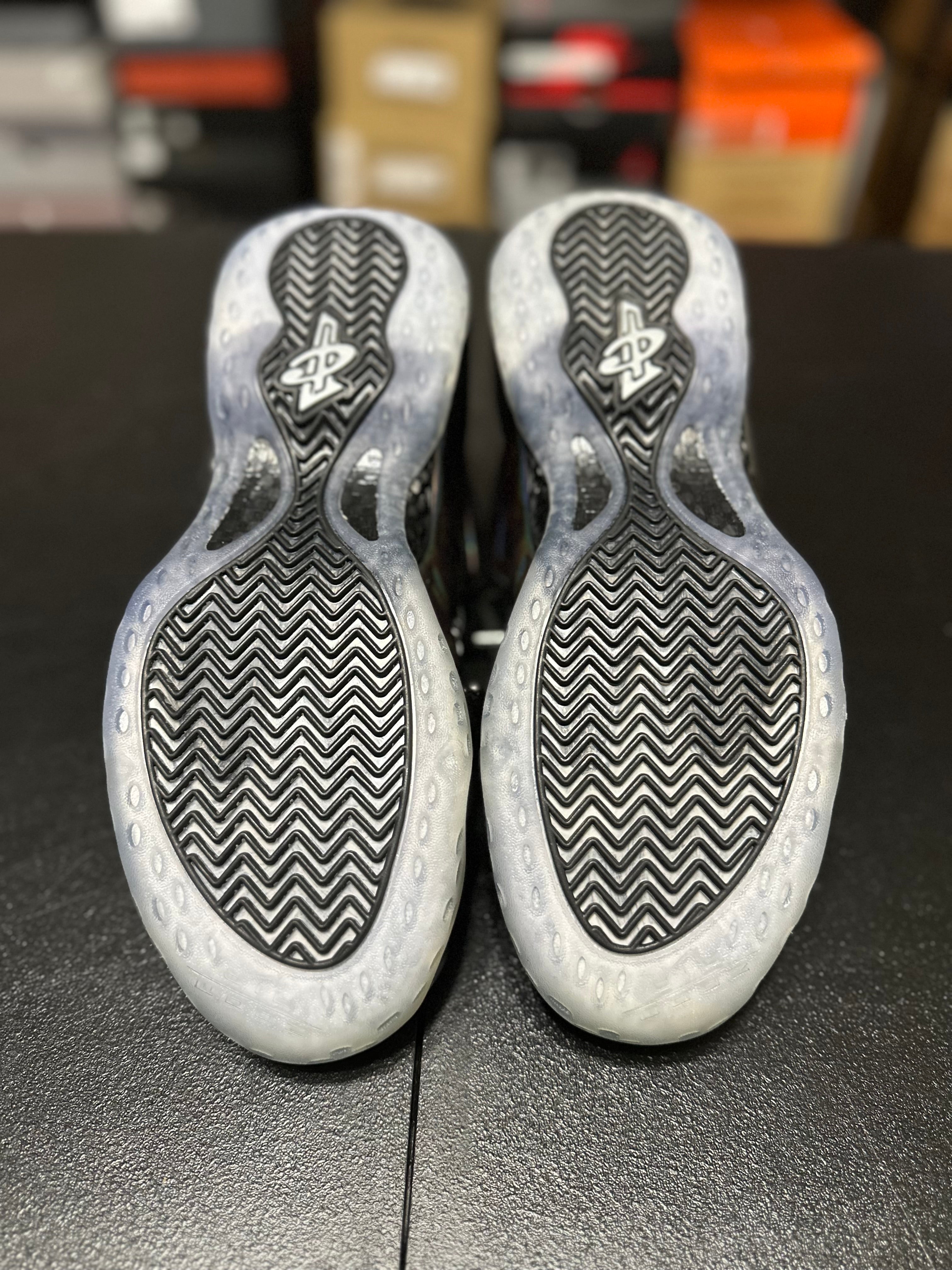 Size 10 - Foamposite one hologram DS