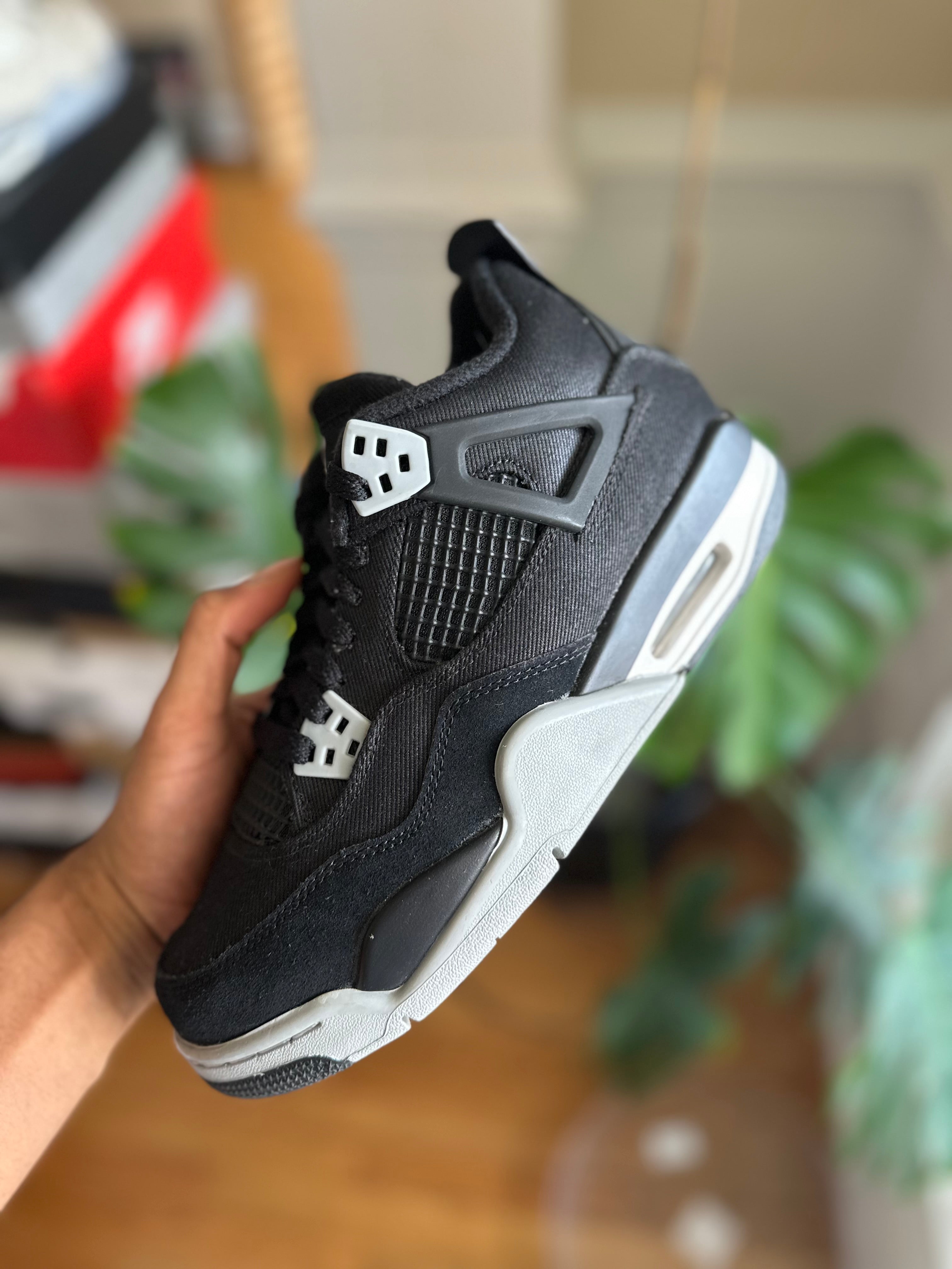 Size 7y - J4 black canvas