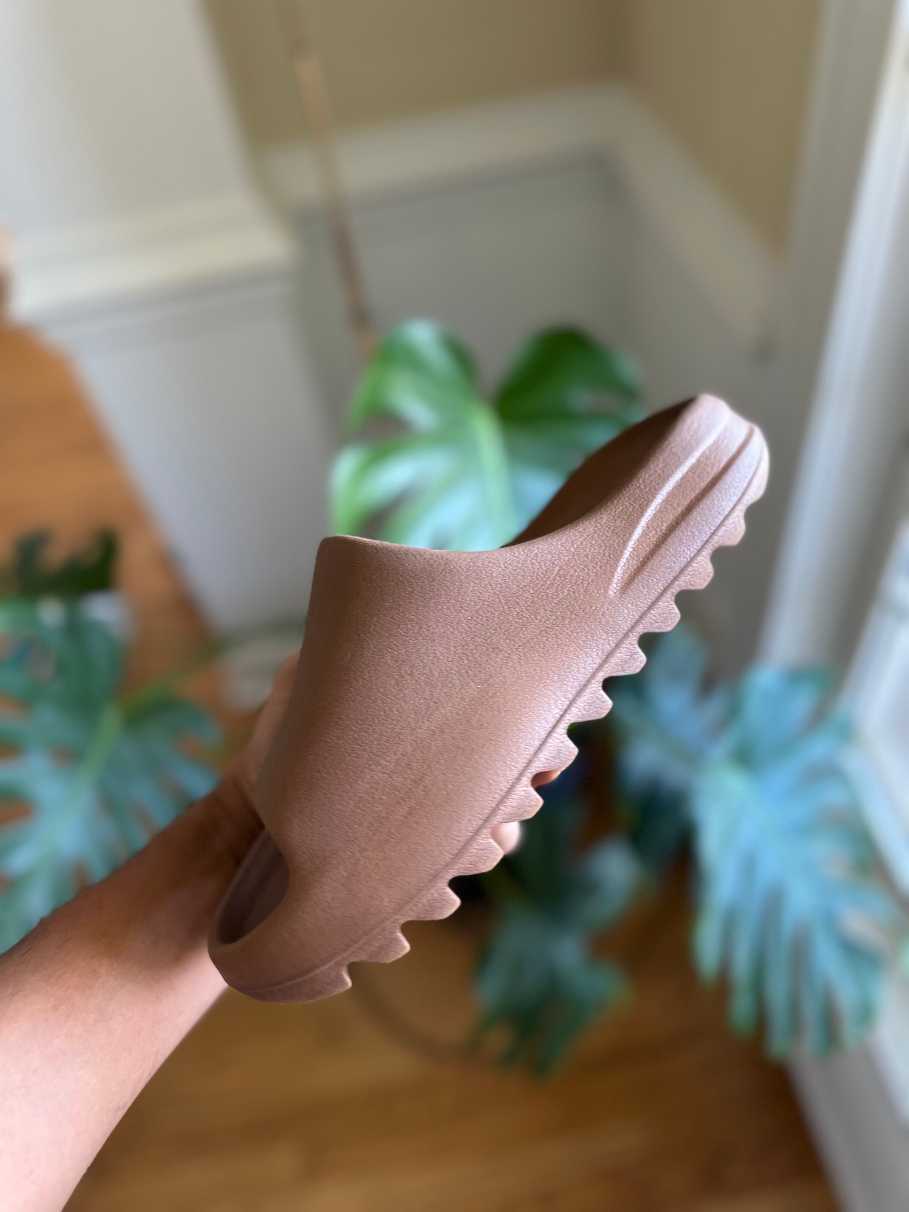 Size 8 - YZY slide flax