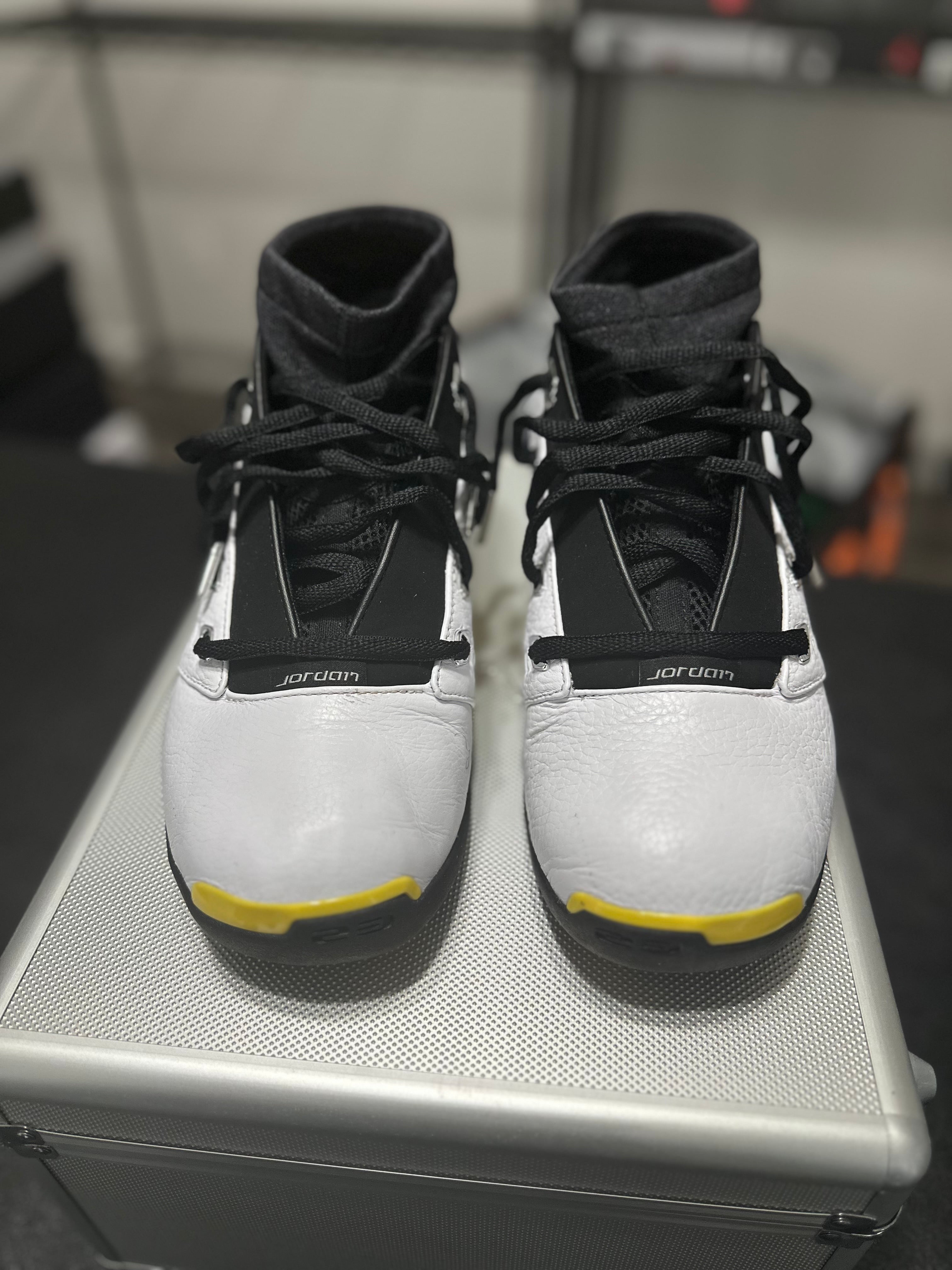 Size 9.5 - J17 all star lightning