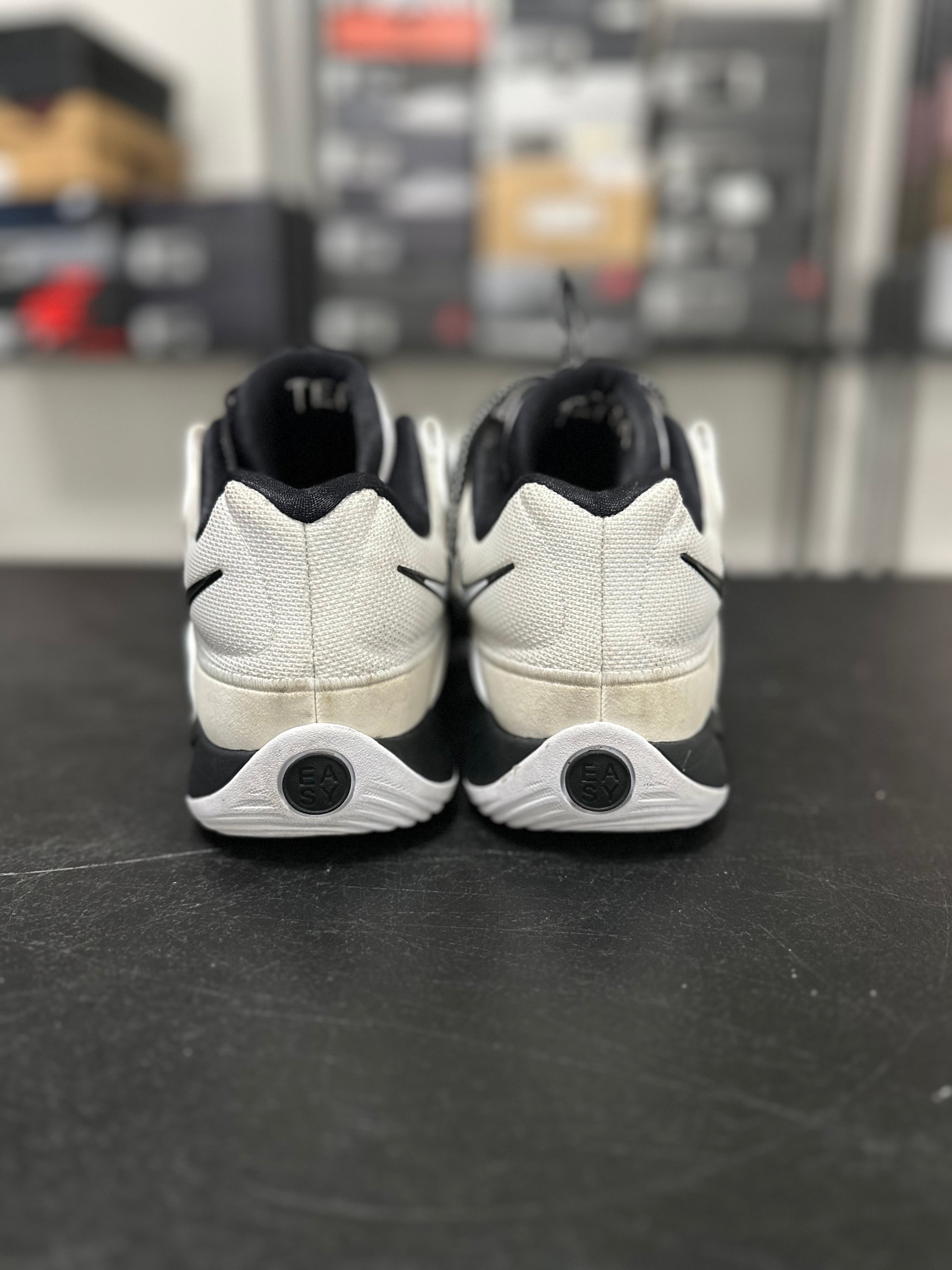 Size 10.5 - KD 18 Black/white