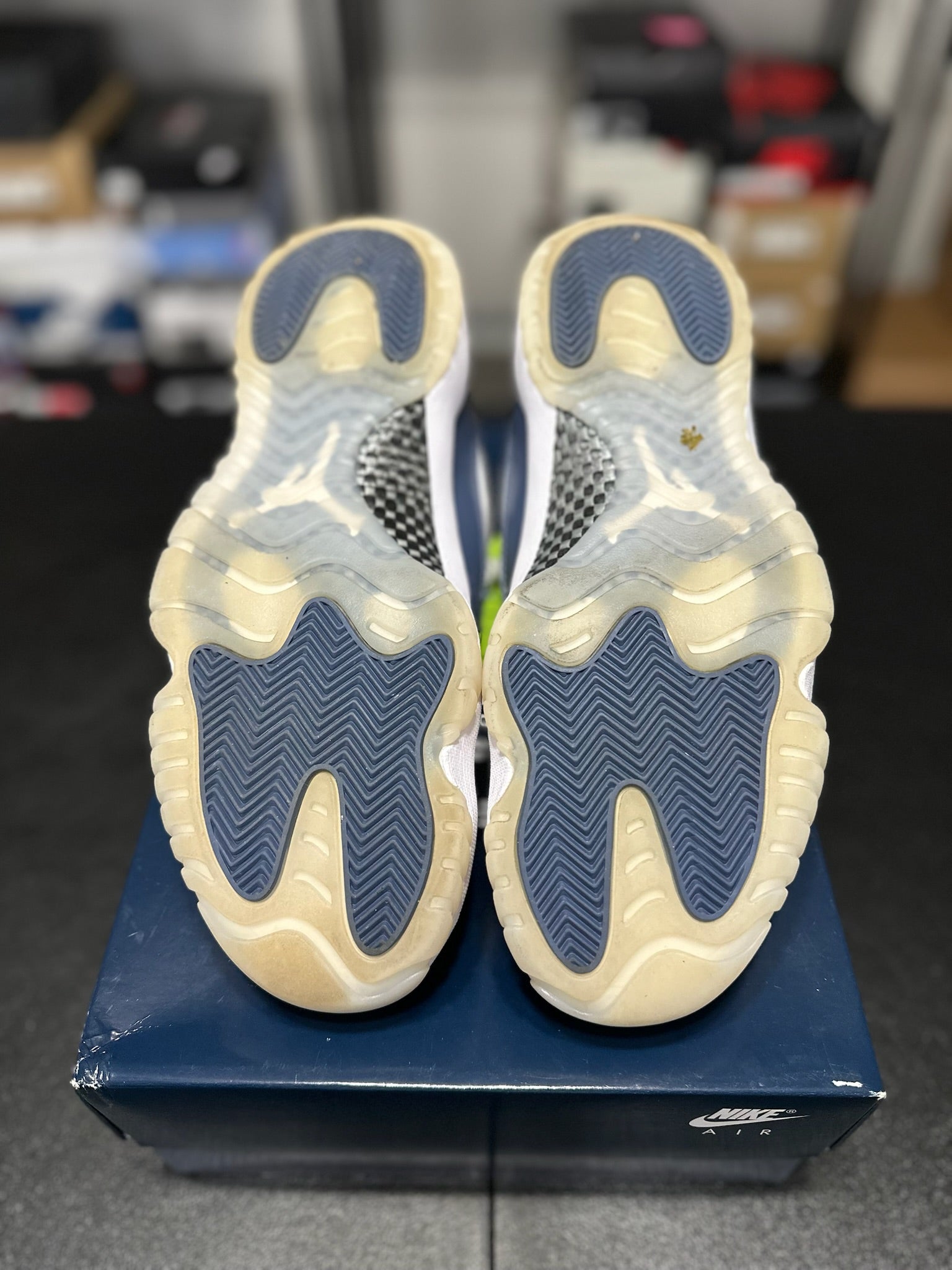 Size 11.5 - J11 Low Diffused Blue