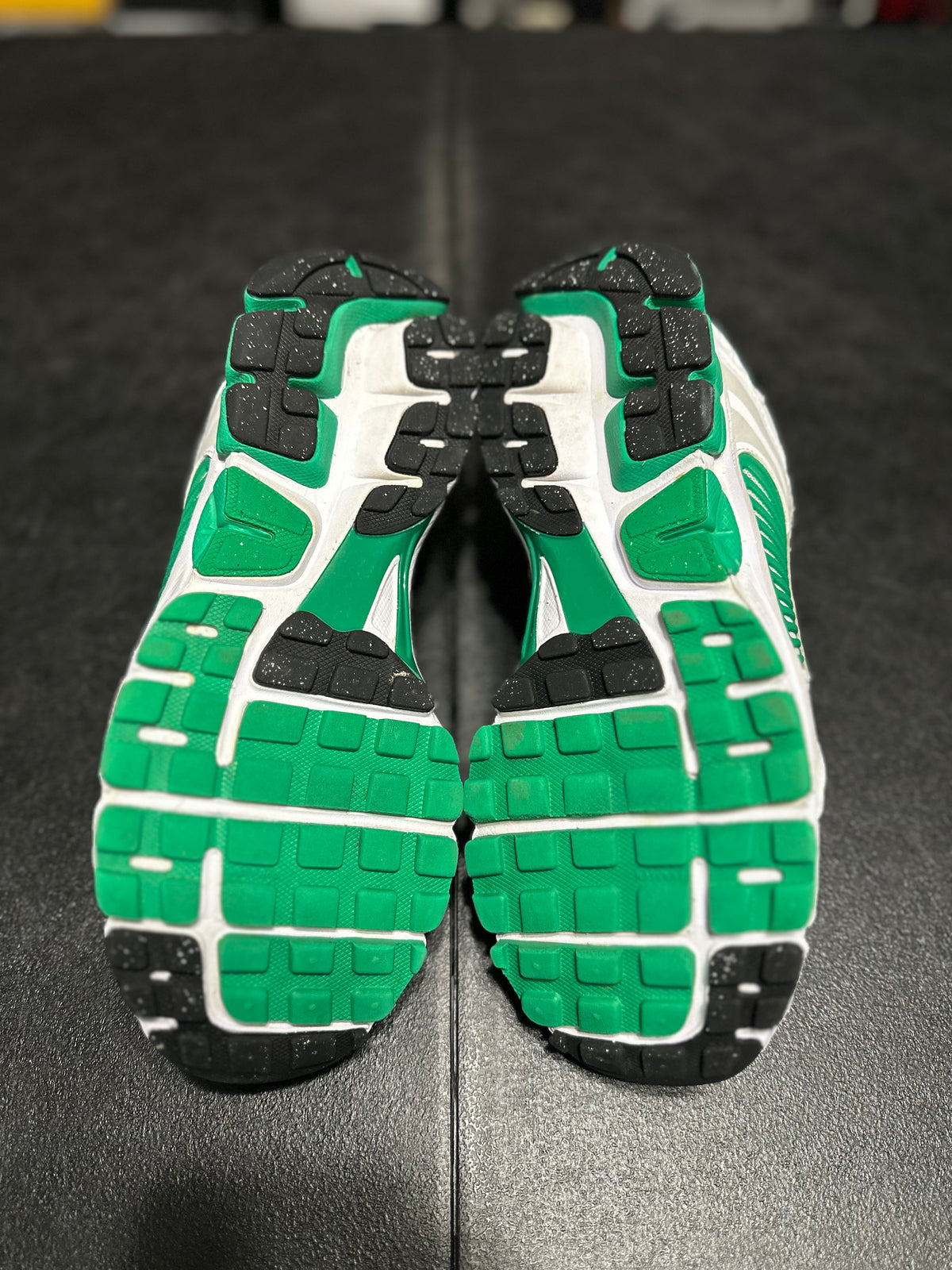 Size 8.5 - (10W) Vomero white/green