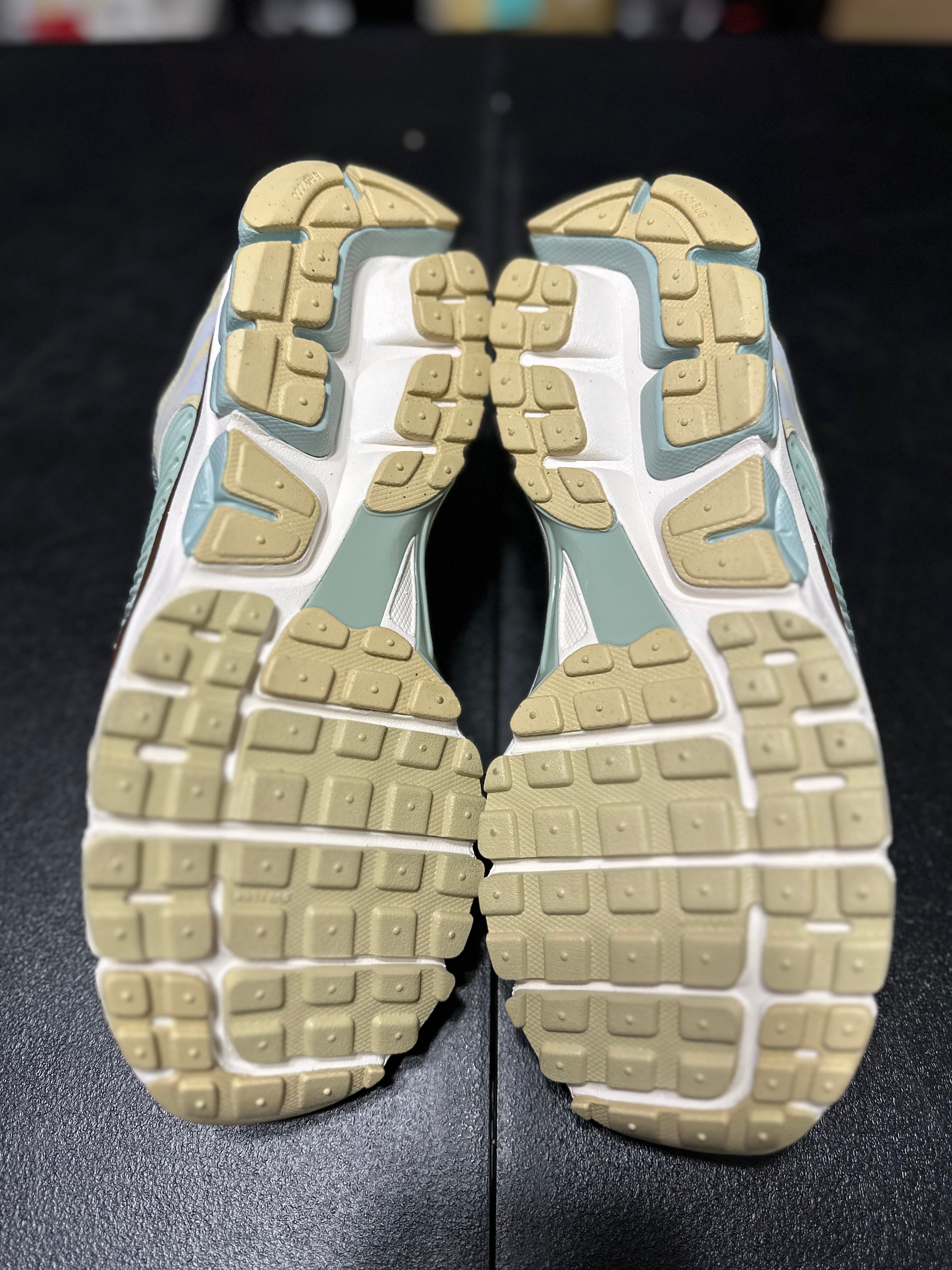 Size 10.5 - Vomero 5