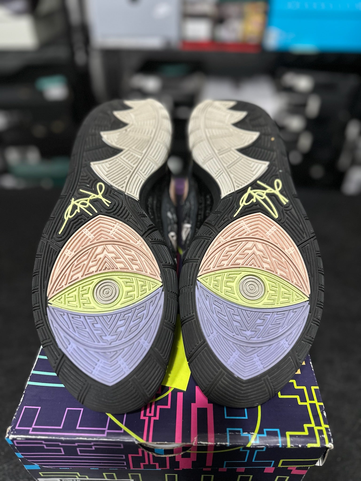 Size 10.5 - Kyrie 6 Asia