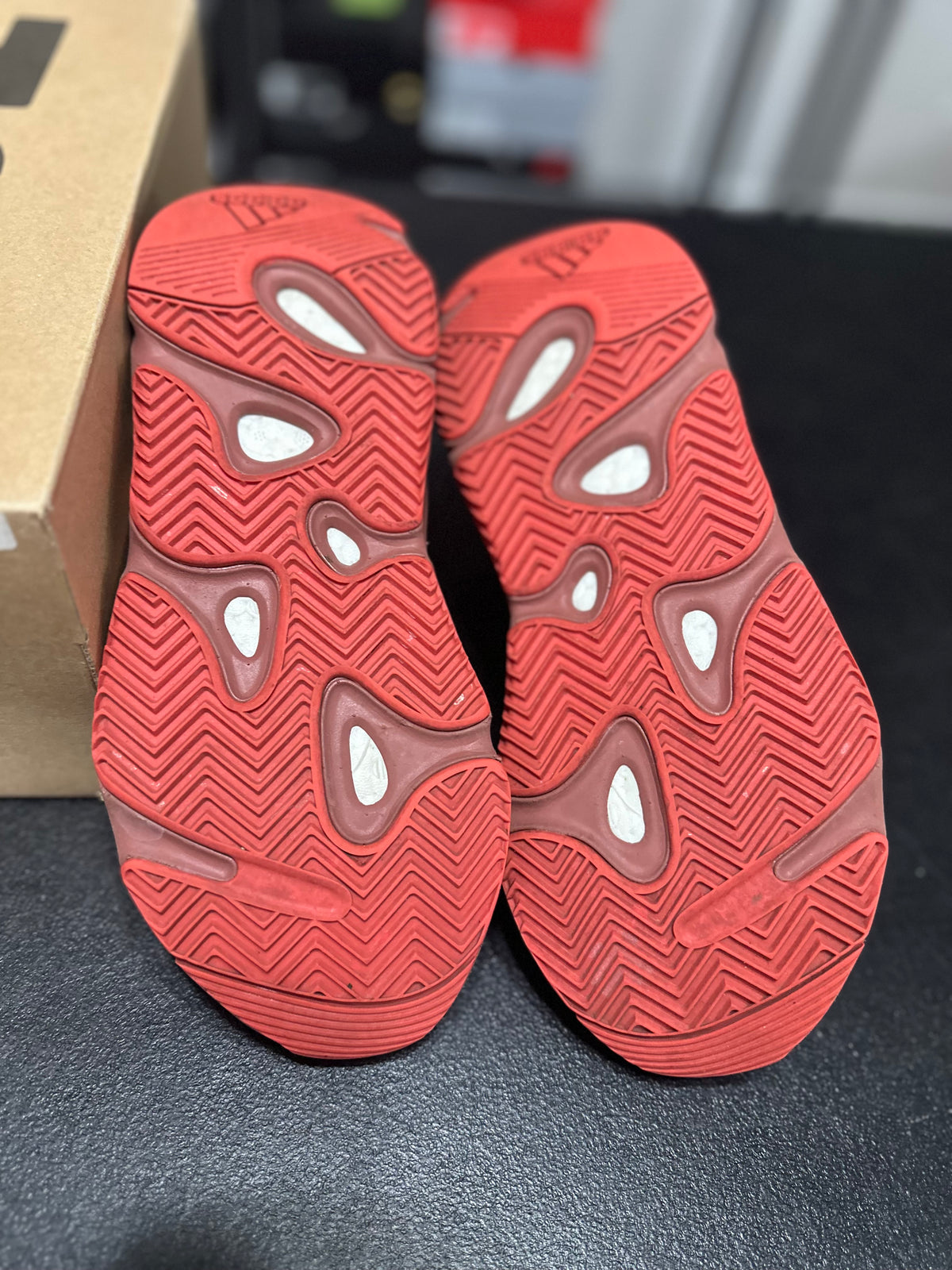 Size 7.5 - YZY 700 Hi res
