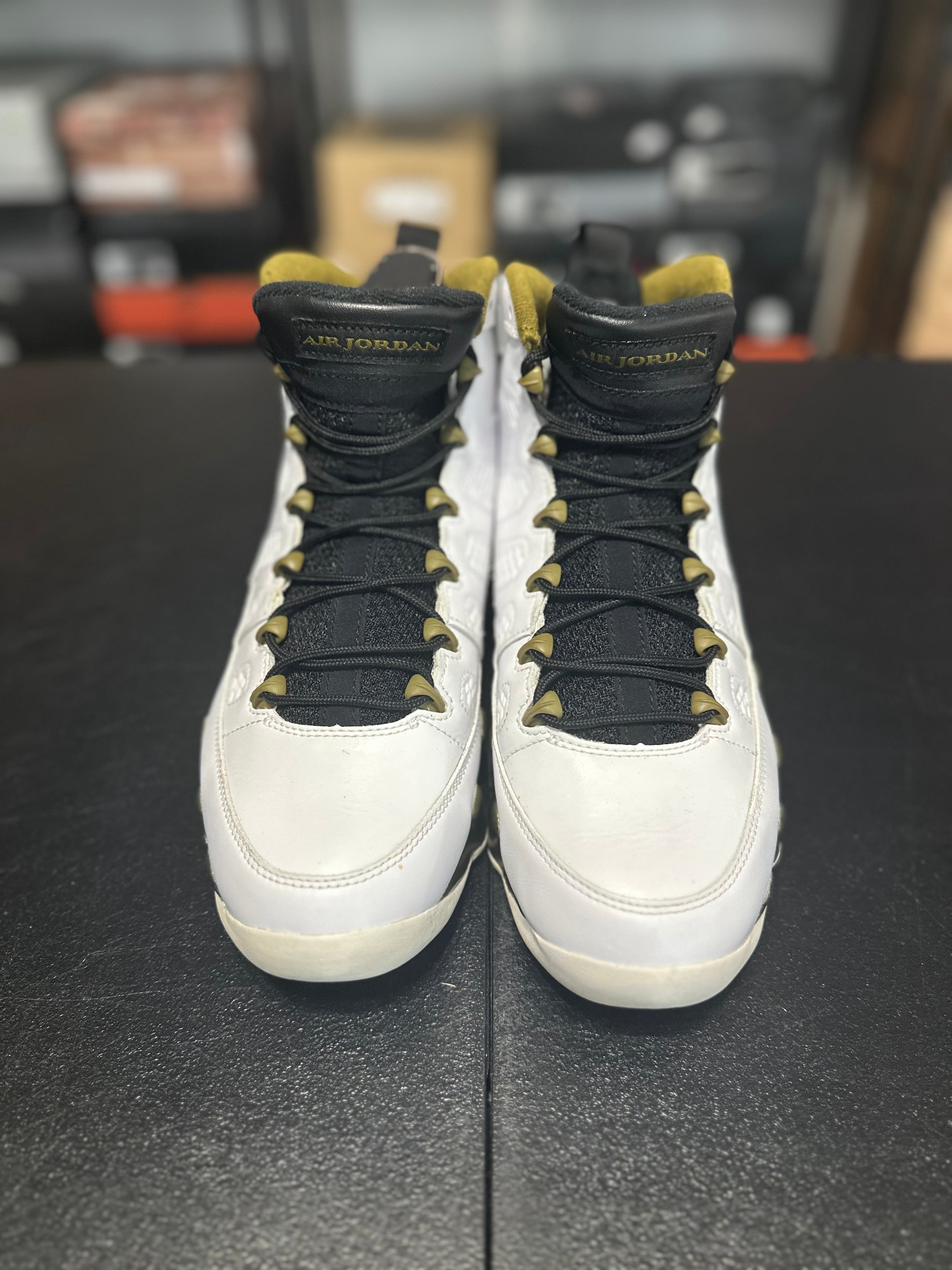Size 10 - J9 statue