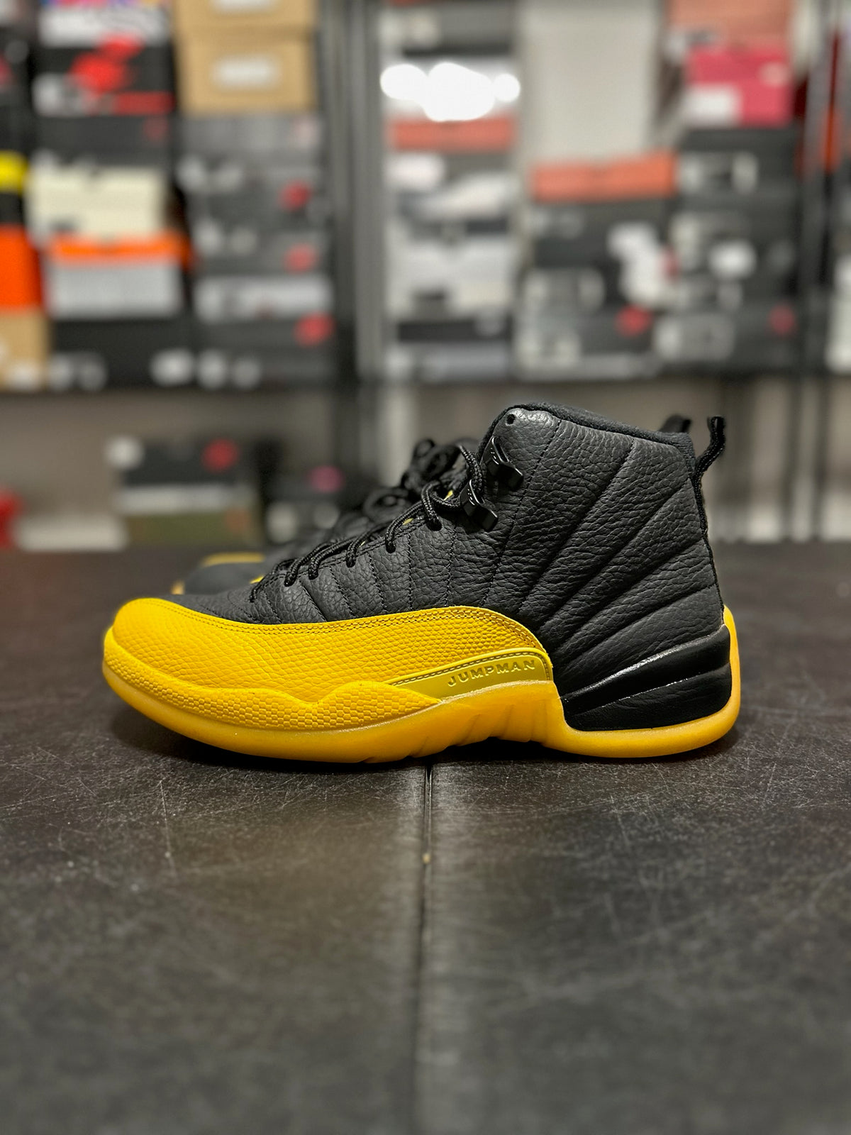 Size 9.5 - j12 black university gold
