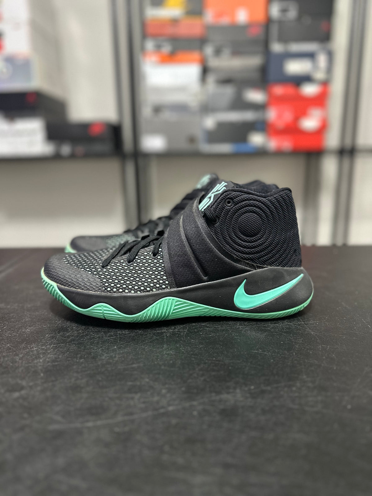 Size 9.5 - Kyrie 2 Kyrie-oke