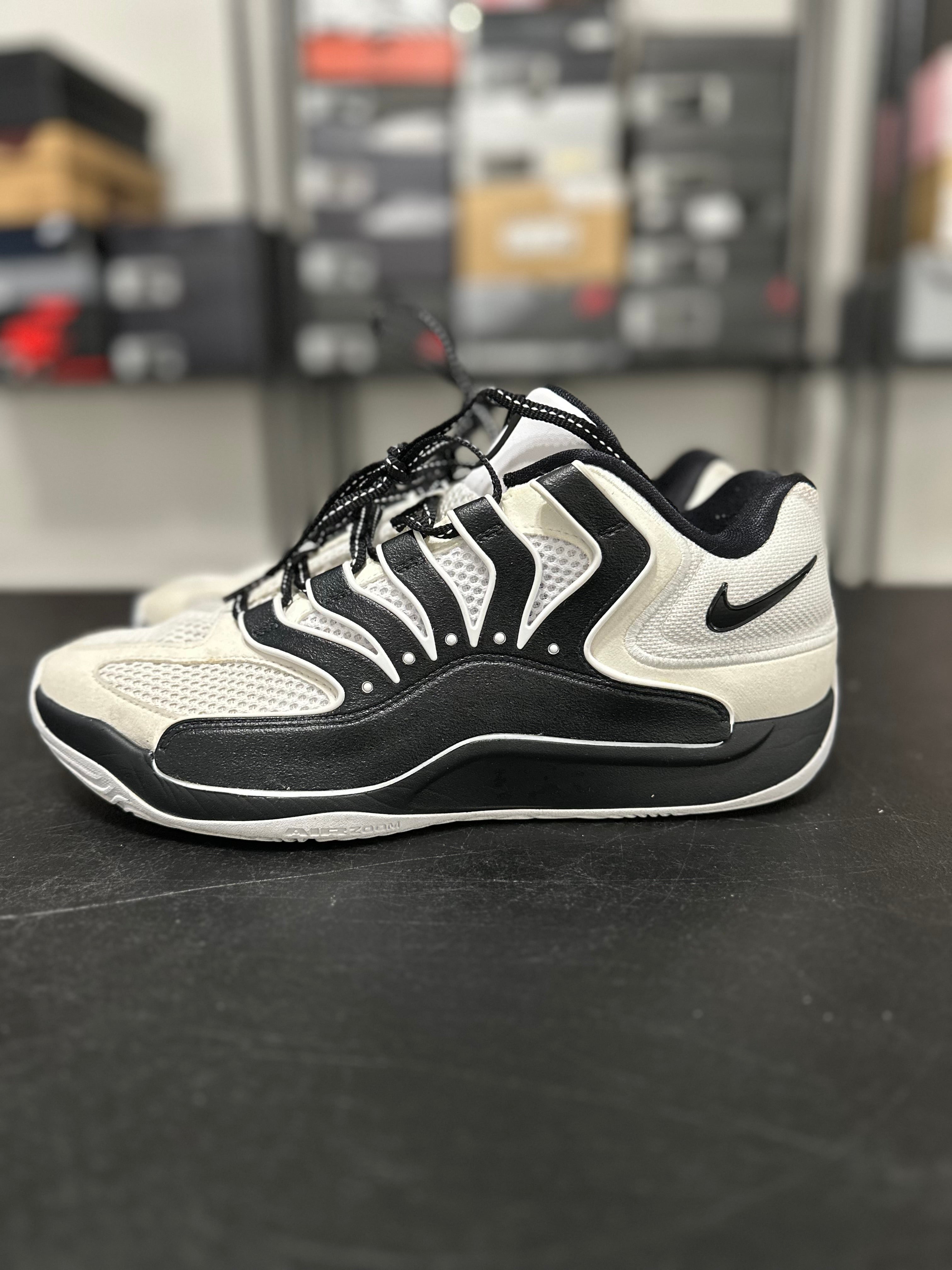 Size 10.5 - KD 18 Black/white