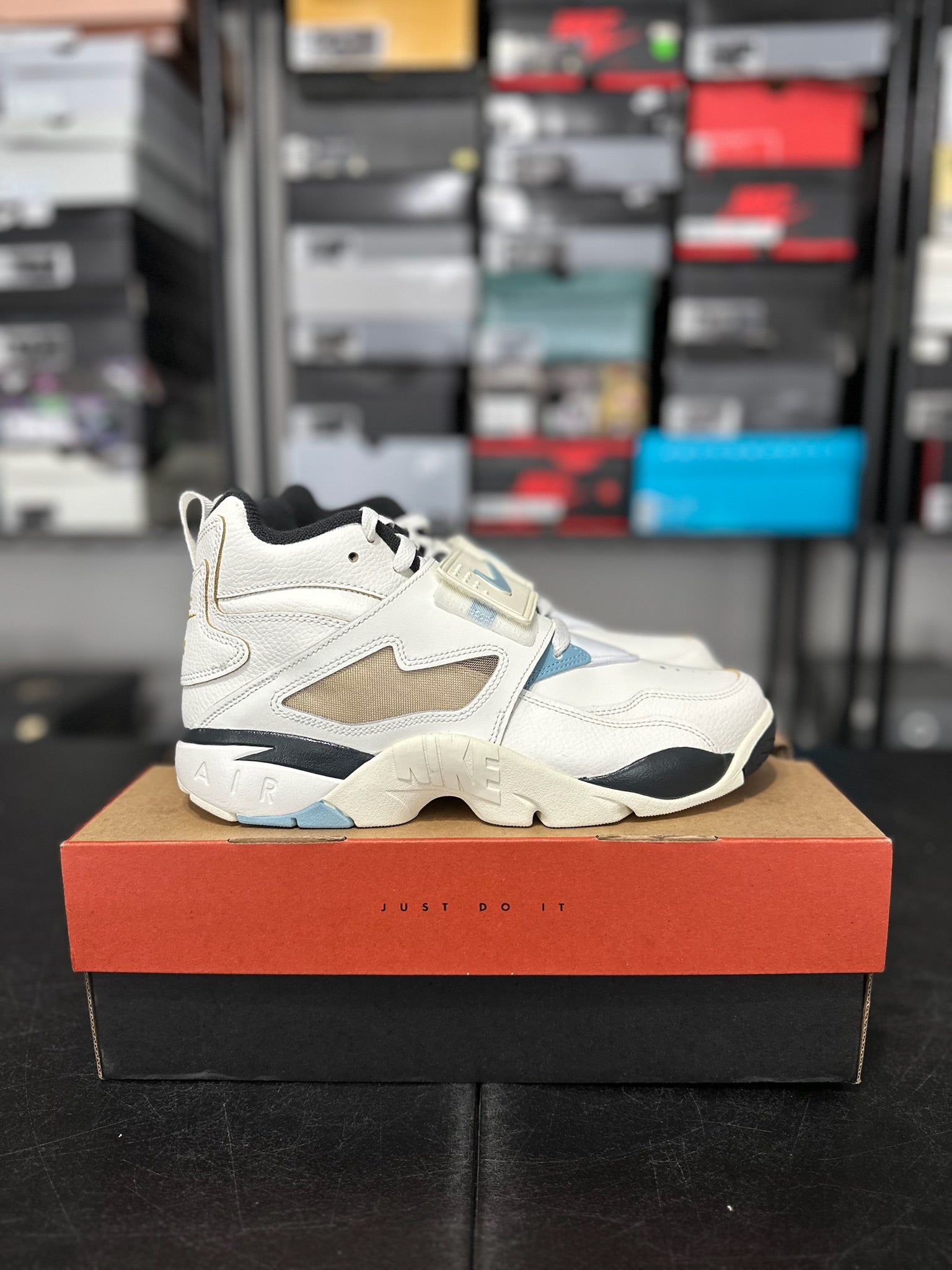 Size 9.5 - Nike Are Diamond Turf Must Be the Money DS