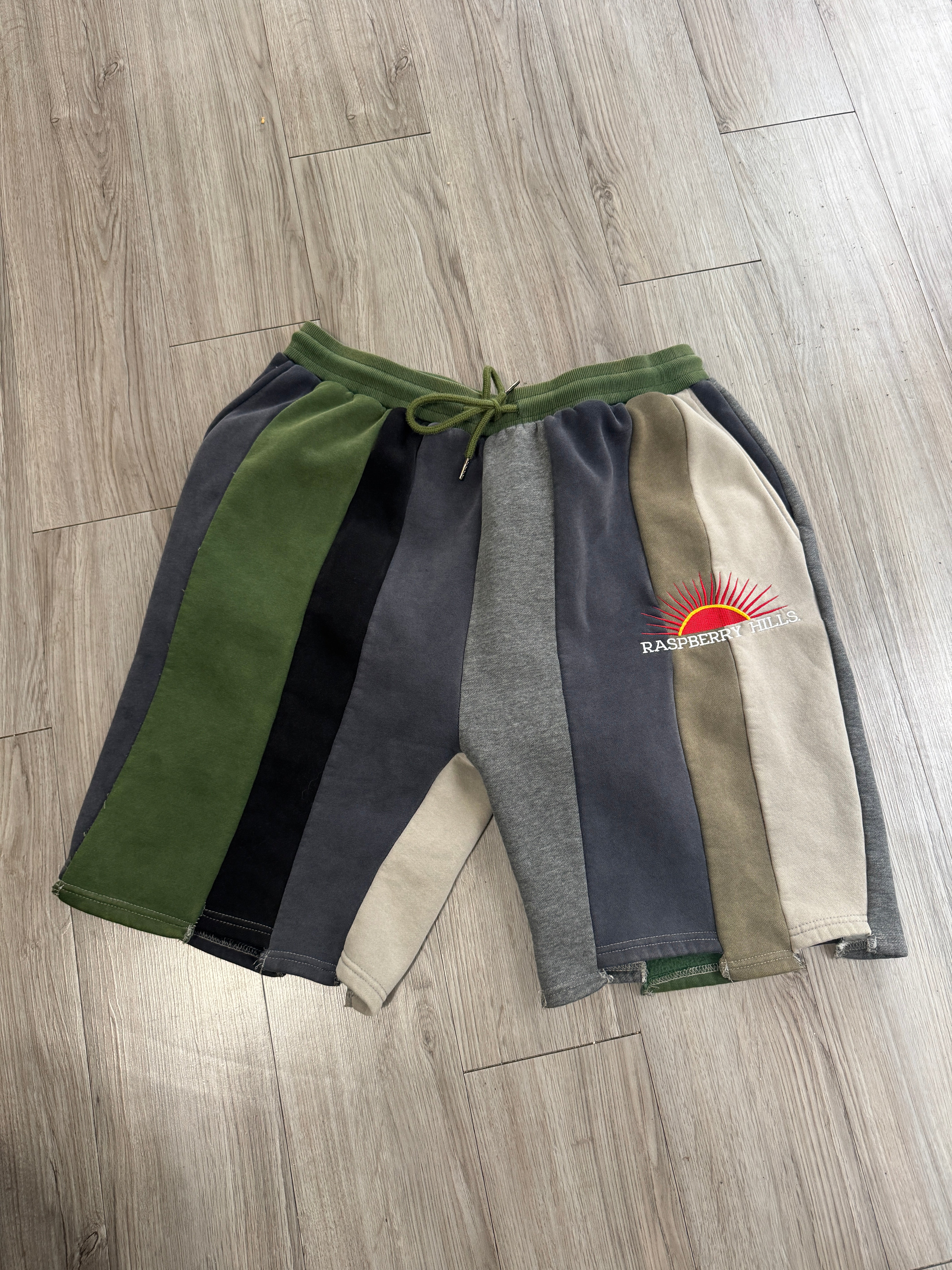 Size XL - Raspberry hills shorts